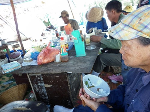 Bát cơm trưa nghẹn ngào của cụ Nguyễn Thị M. (66 tuổi)